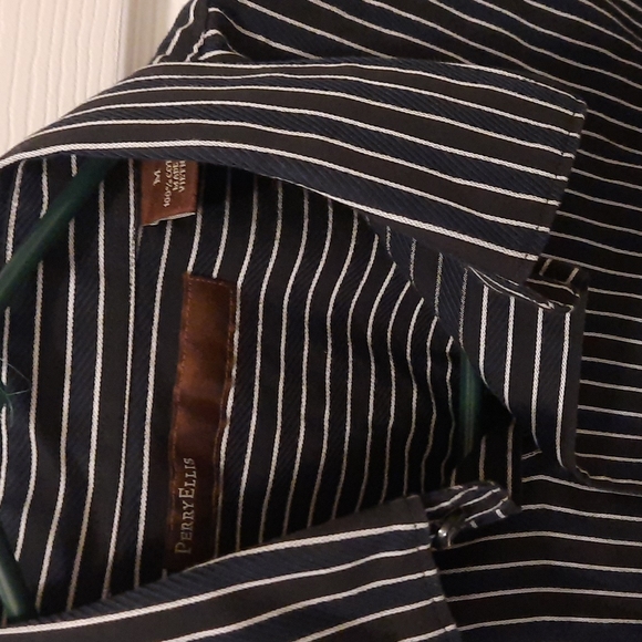 Perry Ellis button down shirt size: Medium - Picture 2 of 3
